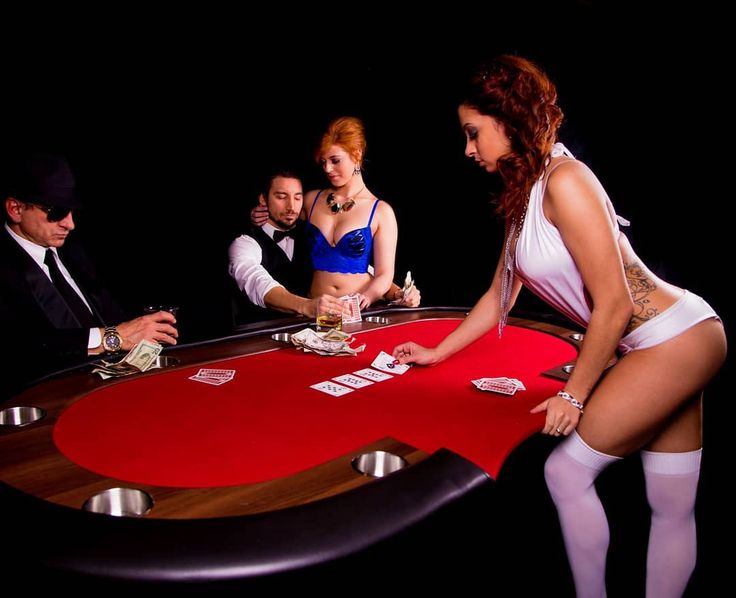 Игра в покер закончилась лесбийским сексом